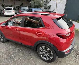 Wnętrze Kia Stonic do wynajęcia w Albanii. Doskonały samochód 5-osobowy. ✓ Skrzynia Automatyczna.
