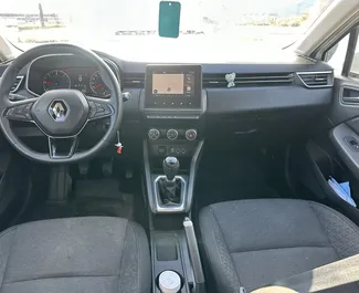Renault Clio 5 – samochód kategorii Ekonomiczny na wynajem w Czarnogórze ✓ Bez Depozytu ✓ Ubezpieczenie: OC, Pasażerowie, Zagranica, Bez Depozytu.