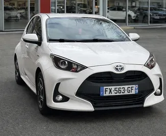 Wynajem samochodu Toyota Yaris nr 16540 (Automatyczna) w Budvie, z silnikiem 1,5l. Hybryda ➤ Bezpośrednio od Filip w Czarnogórze.