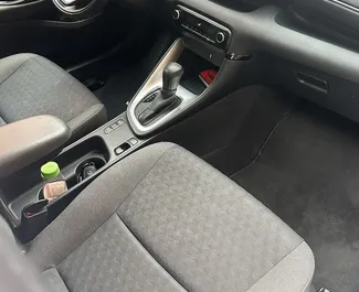 Wynajmij Toyota Yaris 2024 w Czarnogórze. Paliwo: Hybryda. Moc: 115 KM ➤ Koszt od 35 EUR za dobę.