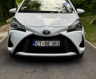 Wynajmij Toyota Yaris 2019 w Czarnogórze. Paliwo: Hybryda. Moc: 105 KM ➤ Koszt od 35 EUR za dobę.