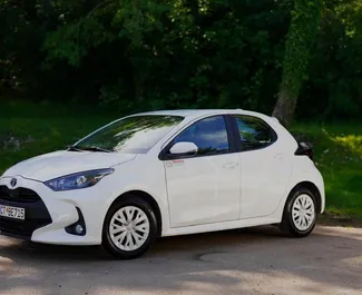 Wynajmij Toyota Yaris 2024 w Czarnogórze. Paliwo: Hybryda. Moc: 105 KM ➤ Koszt od 40 EUR za dobę.