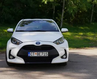 Wynajem samochodu Toyota Yaris nr 16615 (Automatyczna) w Budvie, z silnikiem 1,5l. Hybryda ➤ Bezpośrednio od Filip w Czarnogórze.