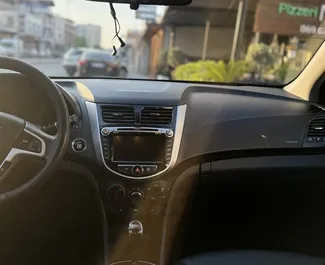 Wnętrze Hyundai Accent do wynajęcia w Albanii. Doskonały samochód 4-osobowy. ✓ Skrzynia Automatyczna.
