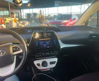 Wynajmij Toyota Prius 2017 w Gruzji. Paliwo: Benzyna. Moc: 121 KM ➤ Koszt od 80 GEL za dobę.