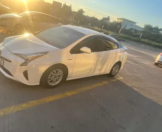 Toyota Prius – samochód kategorii Ekonomiczny, Komfort na wynajem w Gruzji ✓ Bez Depozytu ✓ Ubezpieczenie: OC, FDW, Pasażerowie, Od Kradzieży.