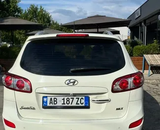 Wynajmij Hyundai Santa Fe 2013 w Albanii. Paliwo: Diesel. Moc:  KM ➤ Koszt od 30 EUR za dobę.
