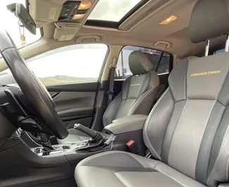 Wnętrze Subaru Crosstrek do wynajęcia w Gruzji. Doskonały samochód 5-osobowy. ✓ Skrzynia Automatyczna.