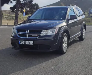 Wynajmij Dodge Journey 2018 w Gruzji. Paliwo: Benzyna. Moc: 173 KM ➤ Koszt od 100 GEL za dobę.