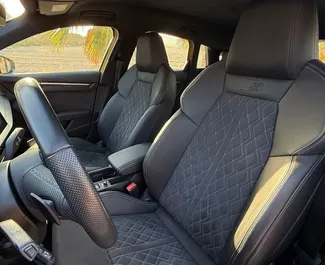 Wnętrze Audi S3 do wynajęcia w Hiszpanii. Doskonały samochód 4-osobowy. ✓ Skrzynia Automatyczna.