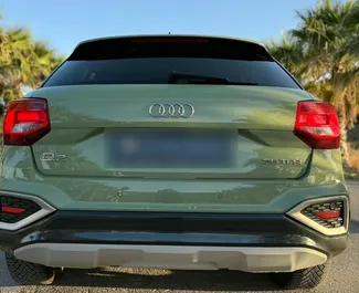Wnętrze Audi Q2 do wynajęcia w Hiszpanii. Doskonały samochód 4-osobowy. ✓ Skrzynia Automatyczna.