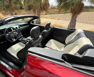 Wnętrze Ford Mustang Cabrio do wynajęcia w Hiszpanii. Doskonały samochód 4-osobowy. ✓ Skrzynia Automatyczna.