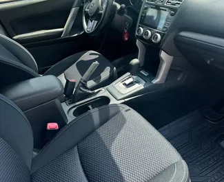 Wnętrze Subaru Forester do wynajęcia w Gruzji. Doskonały samochód 5-osobowy. ✓ Skrzynia Automatyczna.