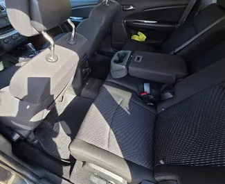 Wnętrze Dodge Journey do wynajęcia w Gruzji. Doskonały samochód 7-osobowy. ✓ Skrzynia Automatyczna.