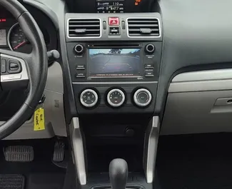 Wnętrze Subaru Forester do wynajęcia w Gruzji. Doskonały samochód 5-osobowy. ✓ Skrzynia Automatyczna.